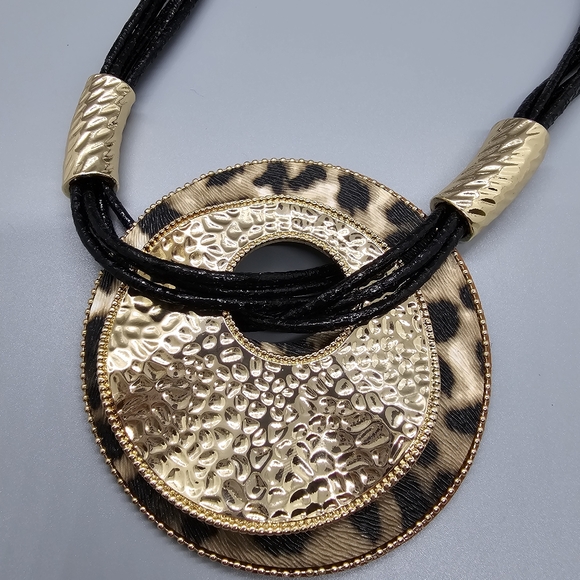 Hammered disk leopard Necklace set ✨️ - Picture 2 of 7
